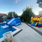 Ella - Swimming Pool, Garden, Baby Friendly Bast