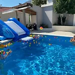 Ella - Swimming Pool, Garden, Baby Friendly Bast