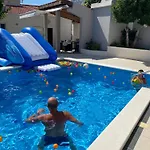 Ella - Swimming Pool, Garden, Baby Friendly * Bast