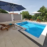 Ella - Swimming Pool, Garden, Baby Friendly Bast
