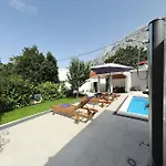 Ella - Swimming Pool, Garden, Baby Friendly *