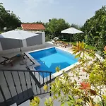 Ella - Swimming Pool, Garden, Baby Friendly * Bast