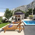 Ella - Swimming Pool, Garden, Baby Friendly