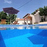 Ella - Swimming Pool, Garden, Baby Friendly Bast
