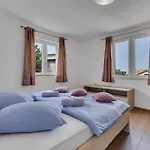 Ella - Swimming Pool, Garden, Baby Friendly Bast
