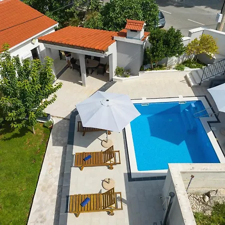 Ella - Swimming Pool, Garden, Baby Friendly Bast
