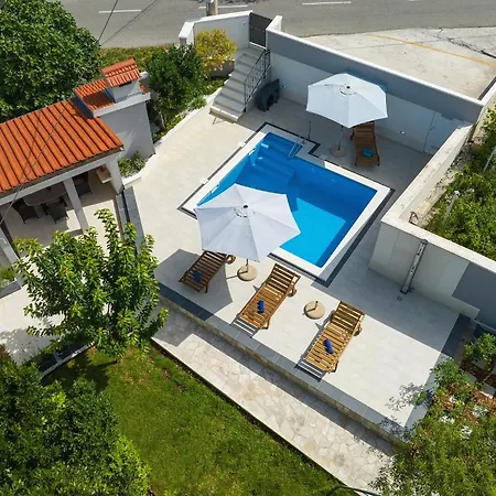 Ella - Swimming Pool, Garden, Baby Friendly